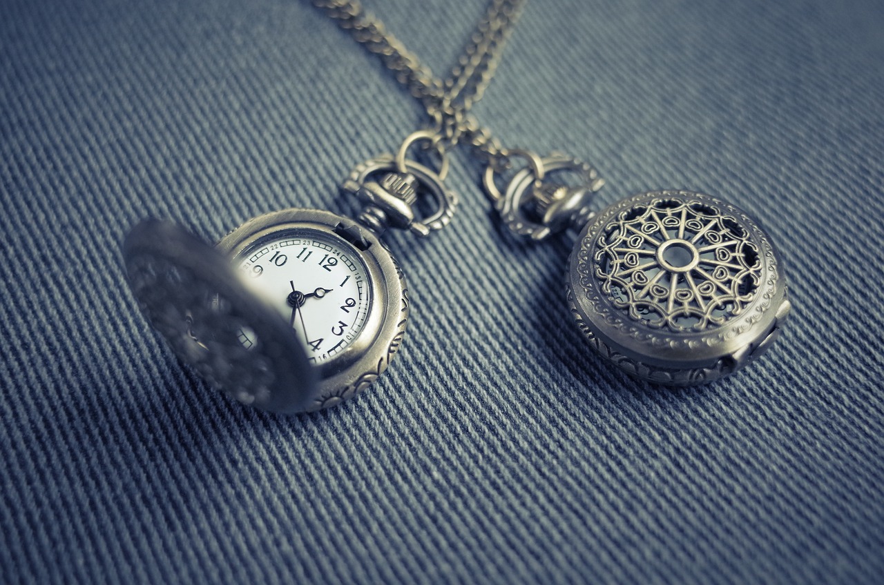 pocket-watch-locket-watch-2569573.jpg